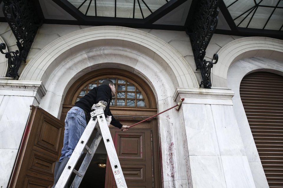 Καθαρίζοντας τη «Μεγάλη Βρεταννία» -Βγάζοντας τις κόκκινες μπογιές και τα σπρέι από το ξενοδοχείο-στολίδι του κέντρου [εικόνες] | iefimerida.gr 11