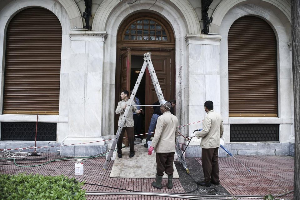 Καθαρίζοντας τη «Μεγάλη Βρεταννία» -Βγάζοντας τις κόκκινες μπογιές και τα σπρέι από το ξενοδοχείο-στολίδι του κέντρου [εικόνες] | iefimerida.gr 10