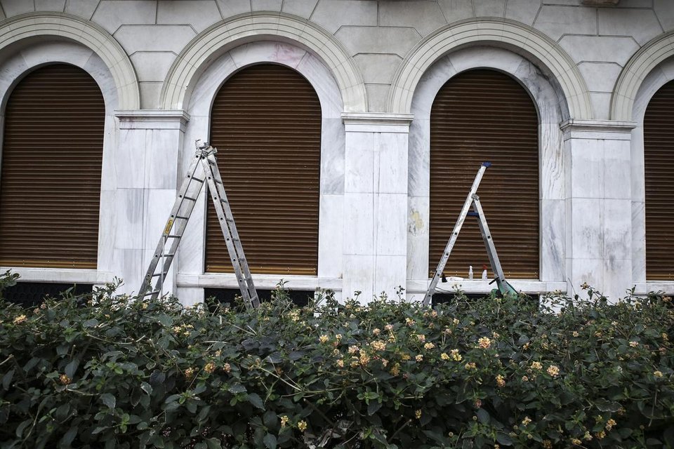 Καθαρίζοντας τη «Μεγάλη Βρεταννία» -Βγάζοντας τις κόκκινες μπογιές και τα σπρέι από το ξενοδοχείο-στολίδι του κέντρου [εικόνες] | iefimerida.gr 9