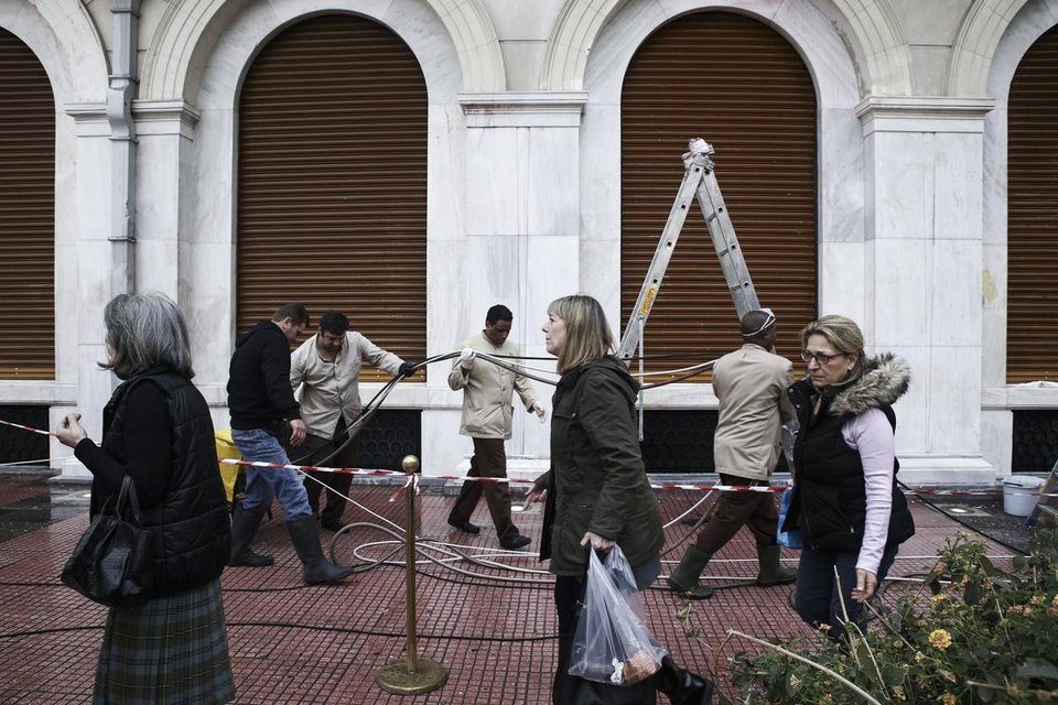 Καθαρίζοντας τη «Μεγάλη Βρεταννία» -Βγάζοντας τις κόκκινες μπογιές και τα σπρέι από το ξενοδοχείο-στολίδι του κέντρου [εικόνες] | iefimerida.gr 8