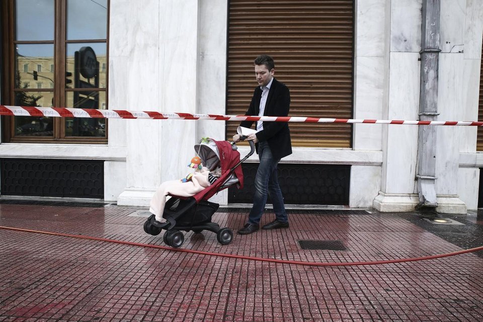 Καθαρίζοντας τη «Μεγάλη Βρεταννία» -Βγάζοντας τις κόκκινες μπογιές και τα σπρέι από το ξενοδοχείο-στολίδι του κέντρου [εικόνες] | iefimerida.gr 7