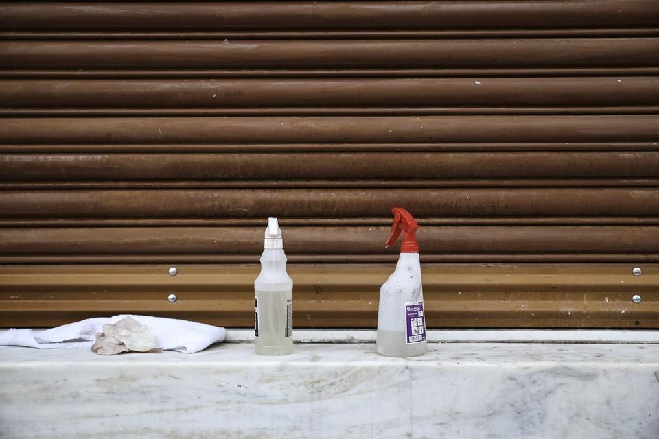 Καθαρίζοντας τη «Μεγάλη Βρεταννία» -Βγάζοντας τις κόκκινες μπογιές και τα σπρέι από το ξενοδοχείο-στολίδι του κέντρου [εικόνες] | iefimerida.gr 6