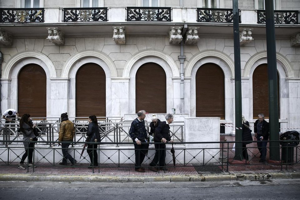 Καθαρίζοντας τη «Μεγάλη Βρεταννία» -Βγάζοντας τις κόκκινες μπογιές και τα σπρέι από το ξενοδοχείο-στολίδι του κέντρου [εικόνες] | iefimerida.gr 5