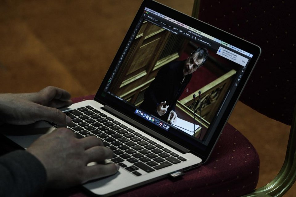 To backstage της χθεσινής ψηφοφορίας: Οι 12ποντες γαλάζιες γόβες της Τζάκρη, η «πεταμένη» γούνα και τα ντεπόν [εικόνες] | iefimerida.gr 18