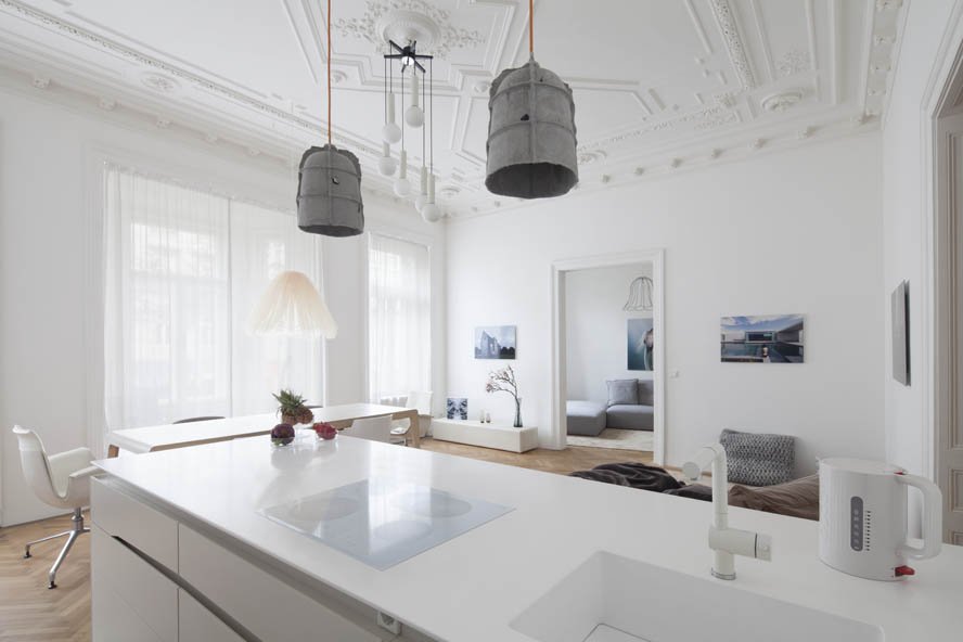 Πώς ένα σπίτι του 19ου αιώνα με δρύινα πατώματα και σκαλιστά ταβάνια μεταμορφώθηκε σε σύγχρονο μίνιμαλ διαμέρισμα [εικόνες] | iefimerida.gr 14