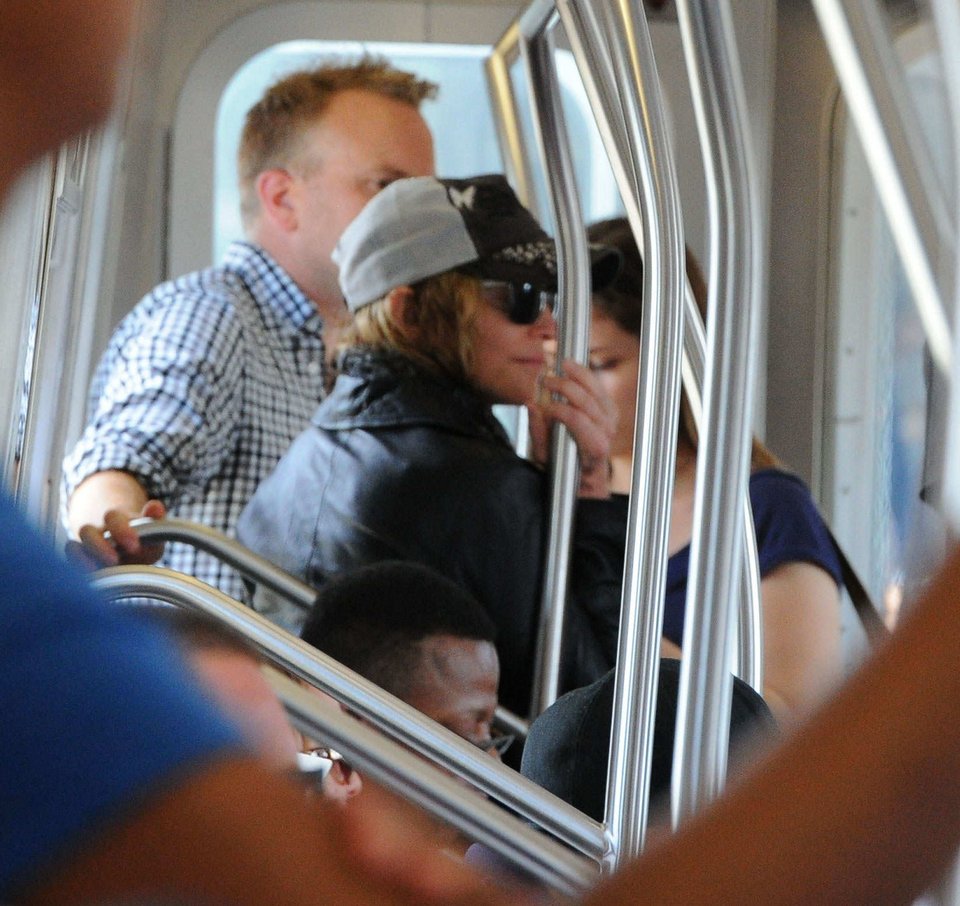 Τι συμβαίνει όταν οι σούπερ σταρ αποφασίζουν να μπουν στο μετρό της Νέας Υόρκης [εικόνες] | iefimerida.gr 1