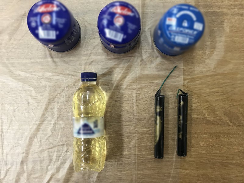 Τι βρέθηκε στα σπίτια των νεοναζιστών της Combat 18: Σβάστικες, βιβλία του Χίτλερ, εκρηκτικά [εικόνες] | iefimerida.gr 1