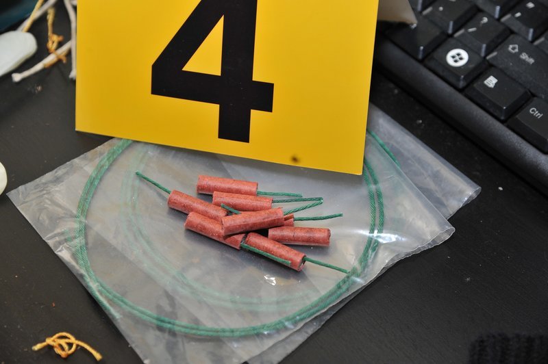 Τι βρέθηκε στα σπίτια των νεοναζιστών της Combat 18: Σβάστικες, βιβλία του Χίτλερ, εκρηκτικά [εικόνες] | iefimerida.gr 3