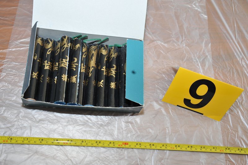 Τι βρέθηκε στα σπίτια των νεοναζιστών της Combat 18: Σβάστικες, βιβλία του Χίτλερ, εκρηκτικά [εικόνες] | iefimerida.gr 4