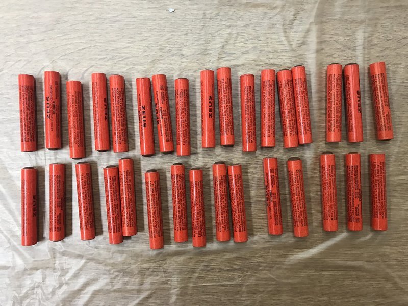 Τι βρέθηκε στα σπίτια των νεοναζιστών της Combat 18: Σβάστικες, βιβλία του Χίτλερ, εκρηκτικά [εικόνες] | iefimerida.gr 6