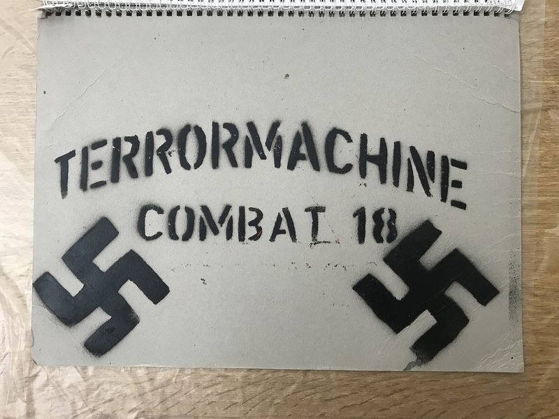 Τι βρέθηκε στα σπίτια των νεοναζιστών της Combat 18: Σβάστικες, βιβλία του Χίτλερ, εκρηκτικά [εικόνες] | iefimerida.gr 9