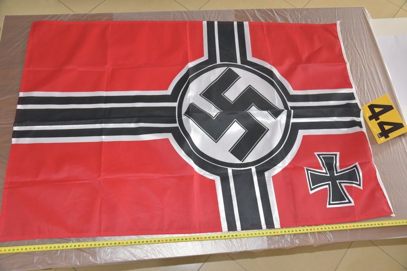 Τι βρέθηκε στα σπίτια των νεοναζιστών της Combat 18: Σβάστικες, βιβλία του Χίτλερ, εκρηκτικά [εικόνες] | iefimerida.gr 10