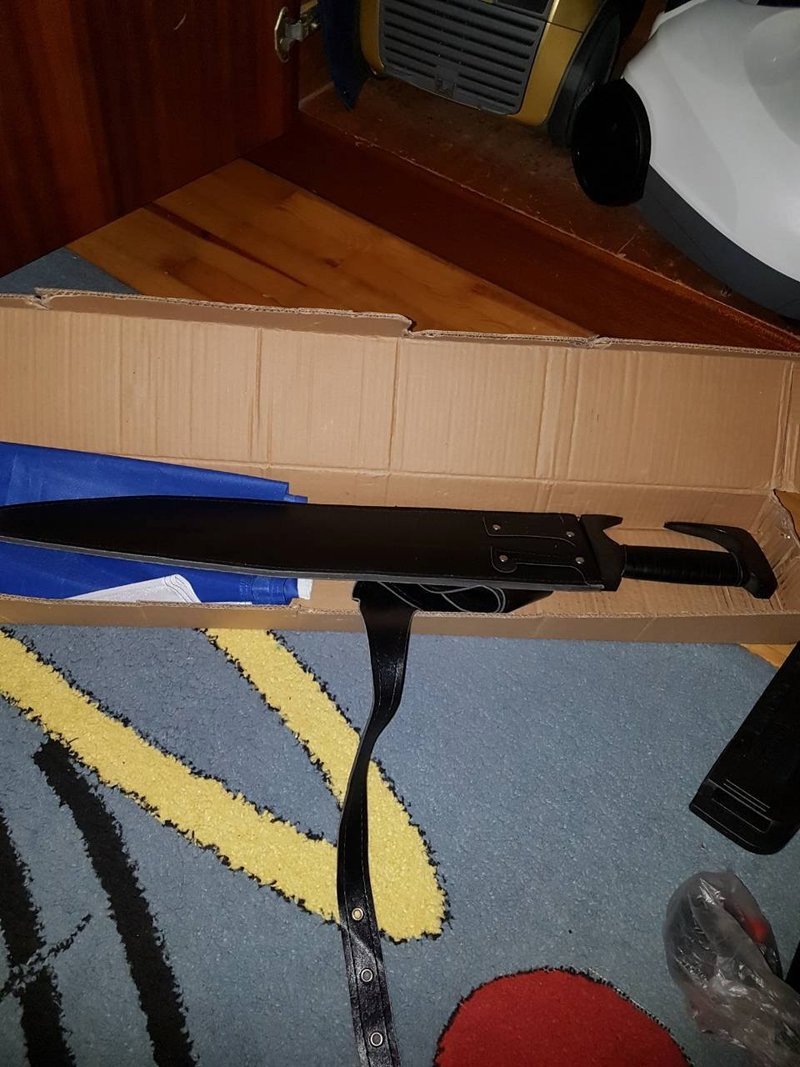 Τι βρέθηκε στα σπίτια των νεοναζιστών της Combat 18: Σβάστικες, βιβλία του Χίτλερ, εκρηκτικά [εικόνες] | iefimerida.gr 13