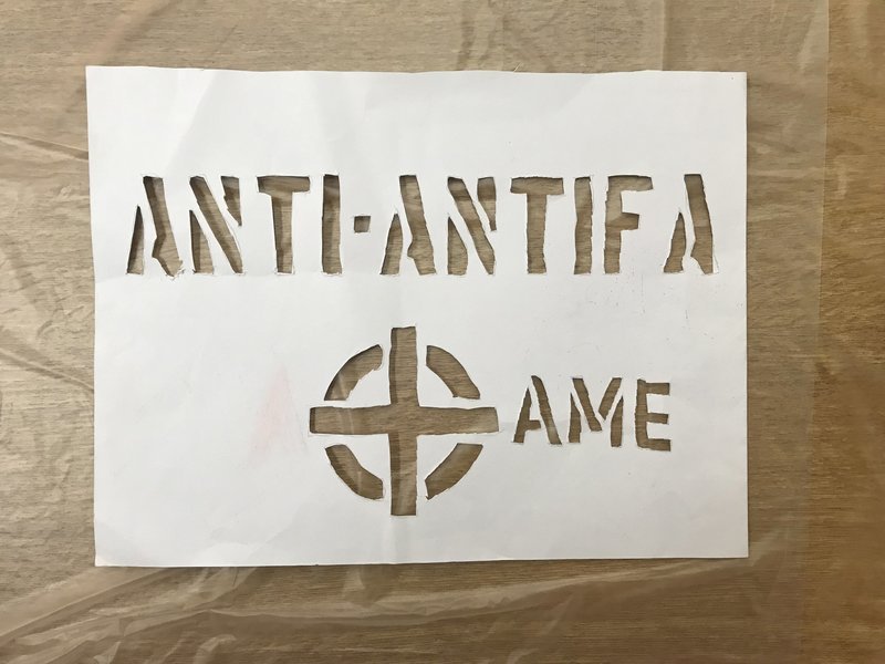 Τι βρέθηκε στα σπίτια των νεοναζιστών της Combat 18: Σβάστικες, βιβλία του Χίτλερ, εκρηκτικά [εικόνες] | iefimerida.gr 16