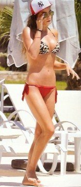 Η Στικούδη επιστρέφει στην Λευκωσιά, φορώντας μόνο ένα μπικίνι [εικόνες] | iefimerida.gr 0