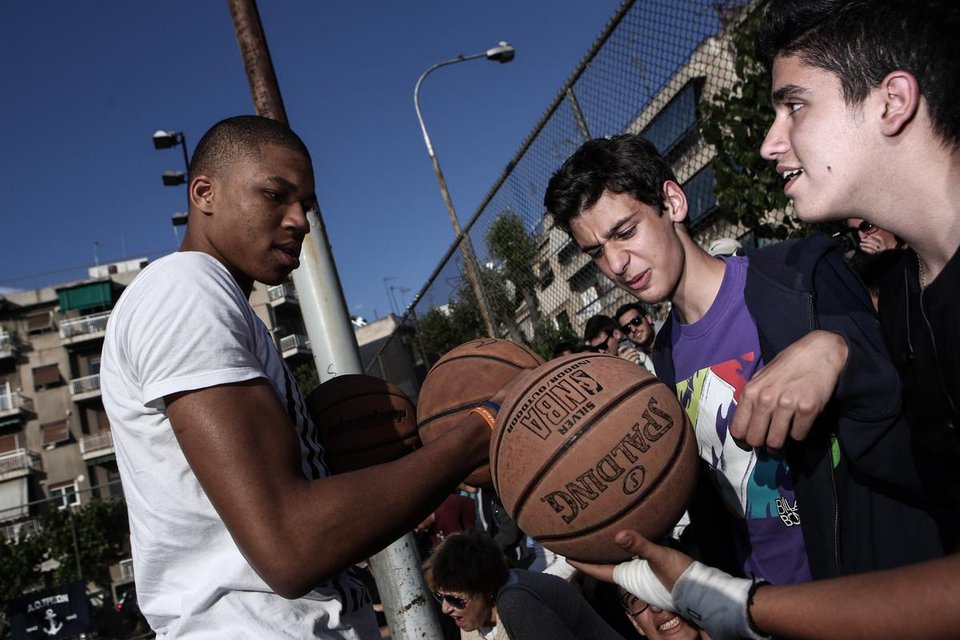 Τα αδέρφια Αντετοκούνμπο επέστρεψαν στην παλιά γειτονιά τους στα Σεπόλια για μπάσκετ [εικόνες & βίντεο] | iefimerida.gr 0