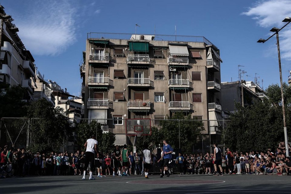 Τα αδέρφια Αντετοκούνμπο επέστρεψαν στην παλιά γειτονιά τους στα Σεπόλια για μπάσκετ [εικόνες & βίντεο] | iefimerida.gr 1