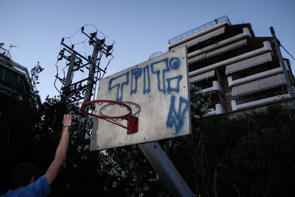 Τα αδέρφια Αντετοκούνμπο επέστρεψαν στην παλιά γειτονιά τους στα Σεπόλια για μπάσκετ [εικόνες & βίντεο] | iefimerida.gr 2