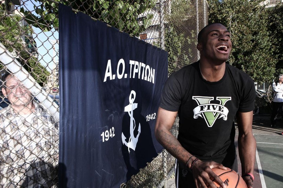 Τα αδέρφια Αντετοκούνμπο επέστρεψαν στην παλιά γειτονιά τους στα Σεπόλια για μπάσκετ [εικόνες & βίντεο] | iefimerida.gr 3