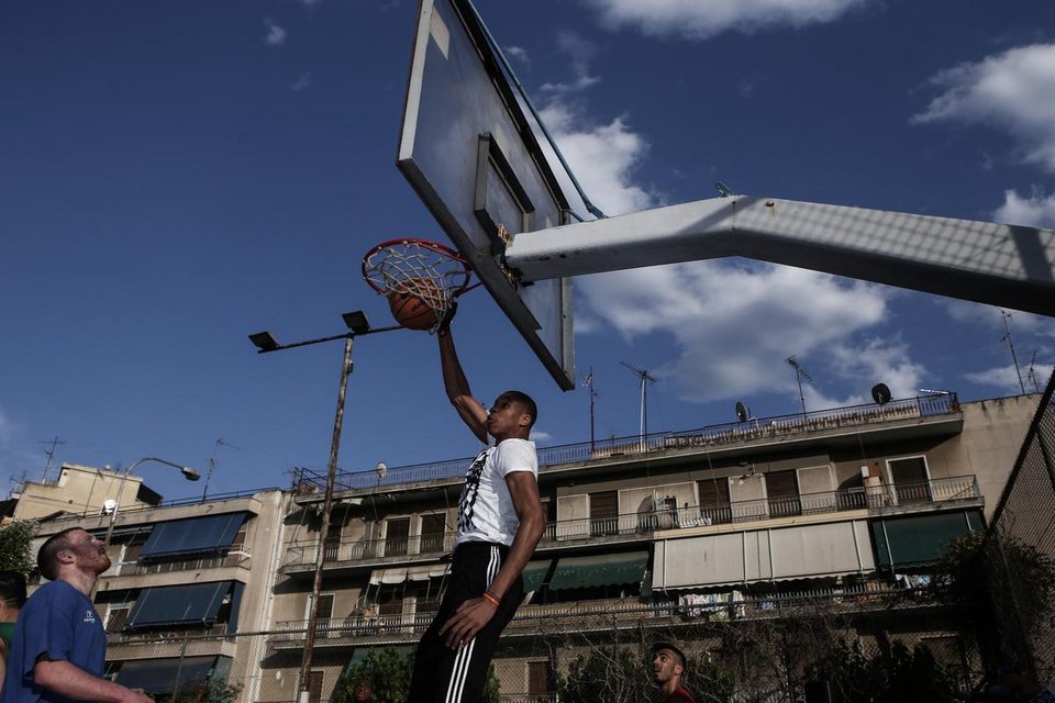 Τα αδέρφια Αντετοκούνμπο επέστρεψαν στην παλιά γειτονιά τους στα Σεπόλια για μπάσκετ [εικόνες & βίντεο] | iefimerida.gr 5