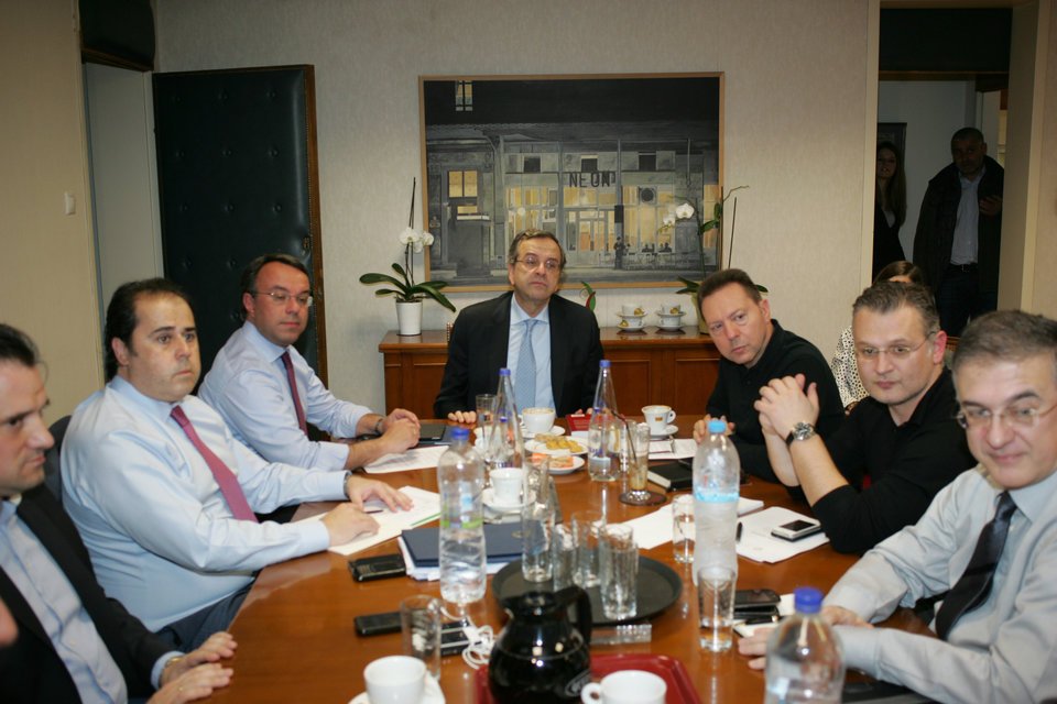 Ο πίνακας του Τσαρούχη, το πόλο μπλουζάκι του Στουρνάρα και το μυστήριο με τα κουλουράκια μπροστά στον Σαμαρά [εικόνες] | iefimerida.gr 0