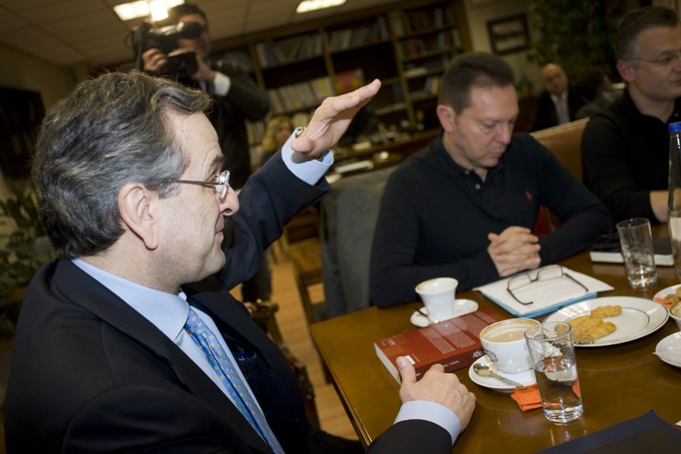 Ο πίνακας του Τσαρούχη, το πόλο μπλουζάκι του Στουρνάρα και το μυστήριο με τα κουλουράκια μπροστά στον Σαμαρά [εικόνες] | iefimerida.gr 2