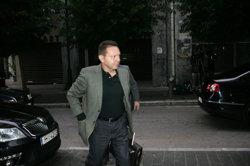 Ο πίνακας του Τσαρούχη, το πόλο μπλουζάκι του Στουρνάρα και το μυστήριο με τα κουλουράκια μπροστά στον Σαμαρά [εικόνες] | iefimerida.gr 3