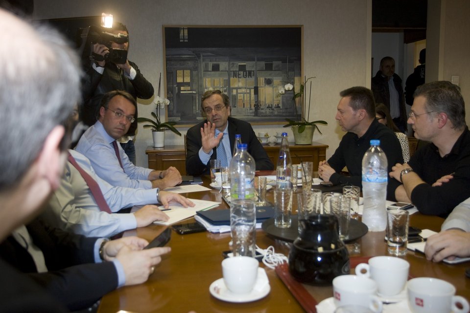 Ο πίνακας του Τσαρούχη, το πόλο μπλουζάκι του Στουρνάρα και το μυστήριο με τα κουλουράκια μπροστά στον Σαμαρά [εικόνες] | iefimerida.gr 1