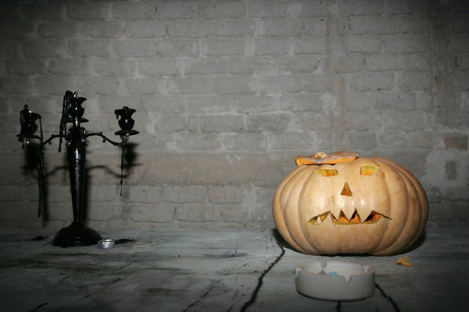 Ο θάνατος σου ταιριάζει: Ετσι γιόρτασαν όλο το βράδυ και μέχρι τα ξημερώματα νέοι Αθηναίοι το Halloween [εικόνες] | iefimerida.gr 0