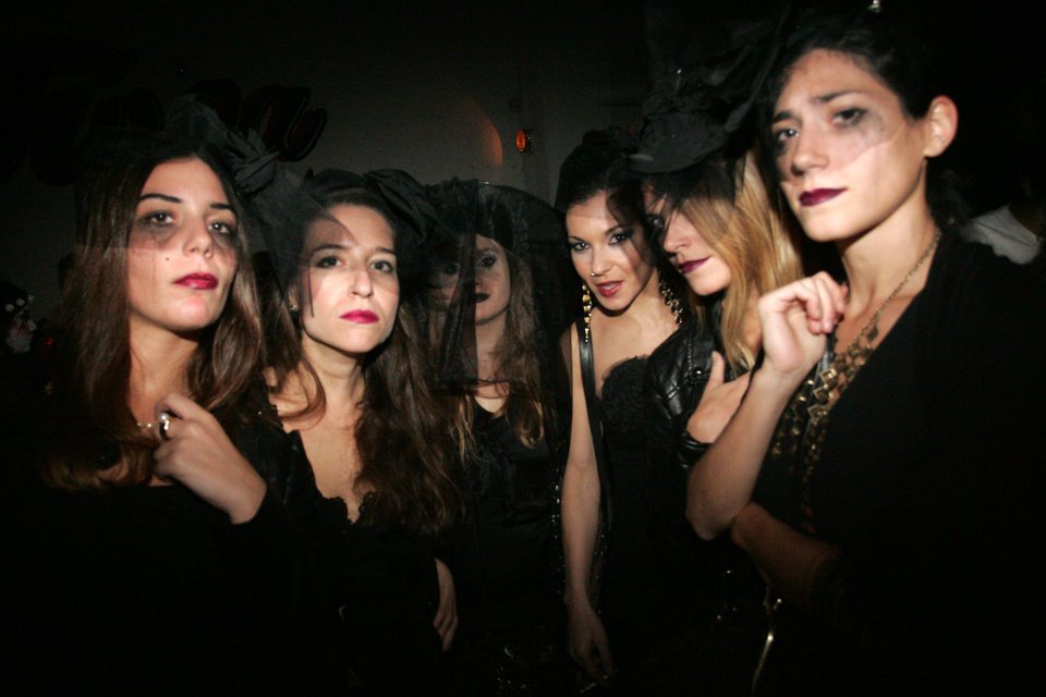 Ο θάνατος σου ταιριάζει: Ετσι γιόρτασαν όλο το βράδυ και μέχρι τα ξημερώματα νέοι Αθηναίοι το Halloween [εικόνες] | iefimerida.gr 6