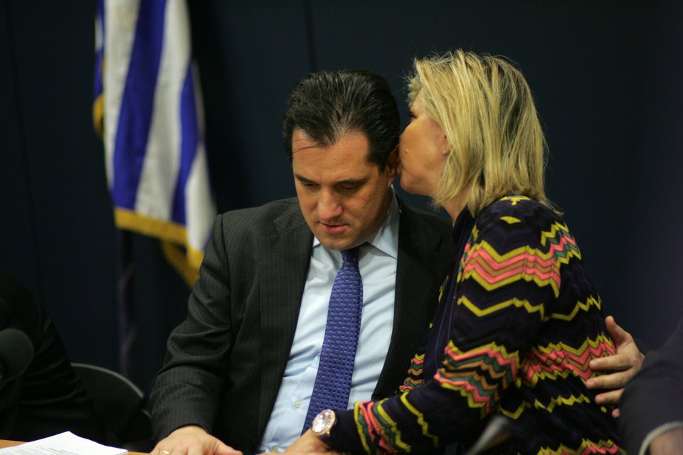 Aδωνί μου- Ζέττα μου: Οταν η Μακρή έσκυψε και ψιθύρισε στο αυτί του υπουργού της [εικόνες]    | iefimerida.gr 0