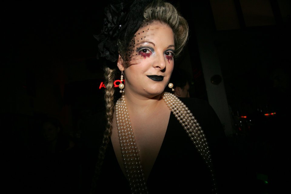 Ο θάνατος σου ταιριάζει: Ετσι γιόρτασαν όλο το βράδυ και μέχρι τα ξημερώματα νέοι Αθηναίοι το Halloween [εικόνες] | iefimerida.gr 1