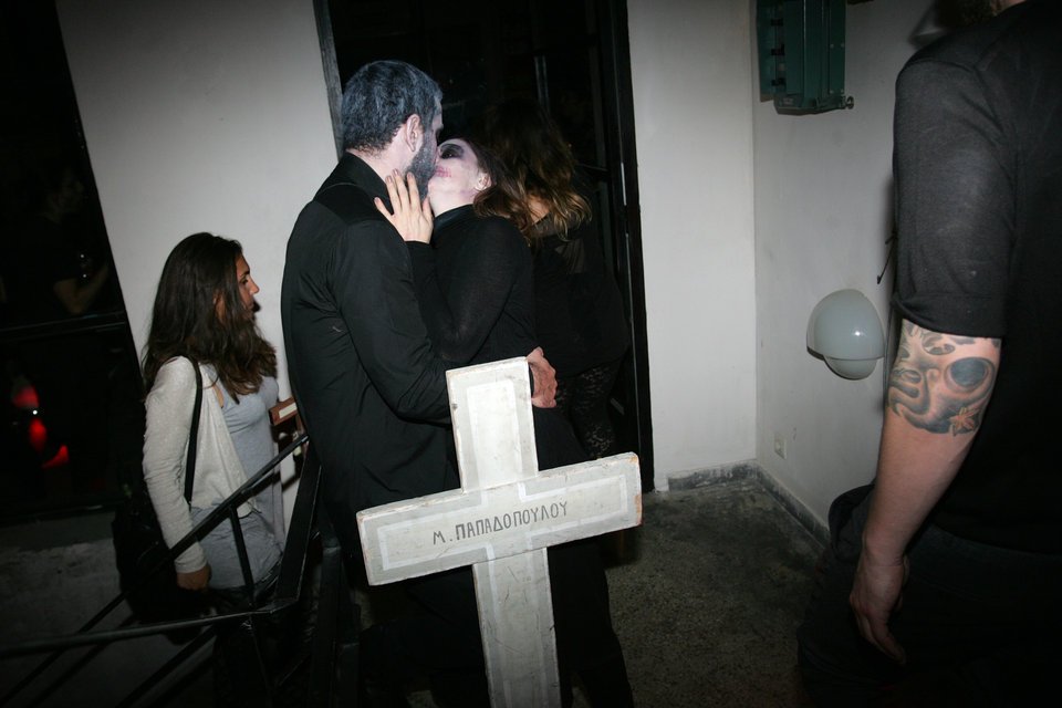 Ο θάνατος σου ταιριάζει: Ετσι γιόρτασαν όλο το βράδυ και μέχρι τα ξημερώματα νέοι Αθηναίοι το Halloween [εικόνες] | iefimerida.gr 4