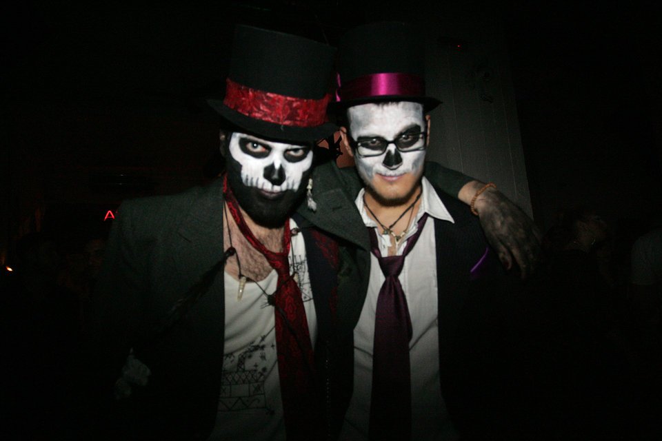 Ο θάνατος σου ταιριάζει: Ετσι γιόρτασαν όλο το βράδυ και μέχρι τα ξημερώματα νέοι Αθηναίοι το Halloween [εικόνες] | iefimerida.gr 3