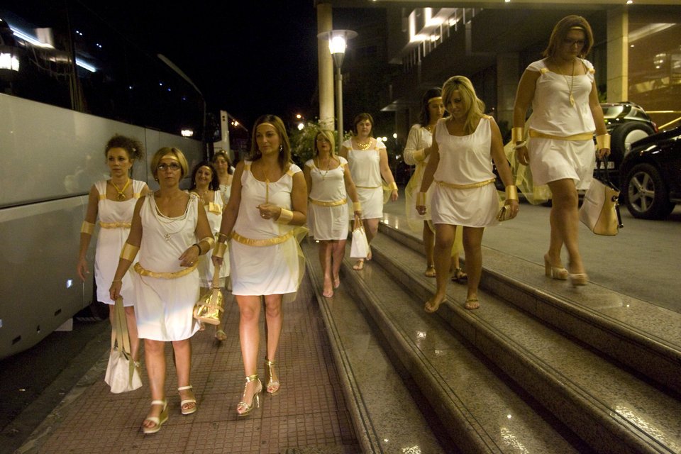 Συνέβη στους δρόμους της Αθήνας: Ιταλίδες τουρίστριες κυκλοφόρησαν με αρχαιοελληνικές στολές [εικόνες]  | iefimerida.gr 0