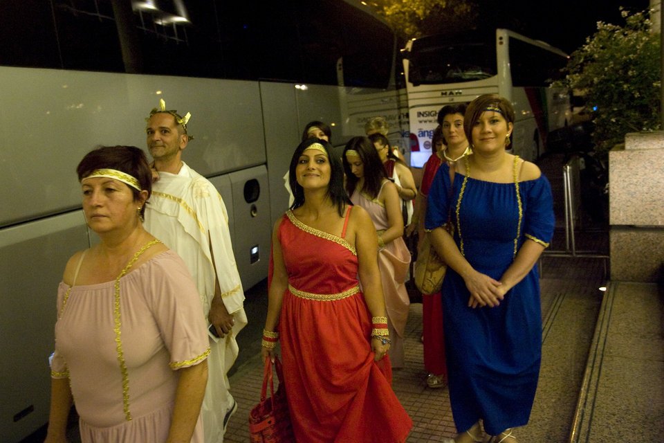 Συνέβη στους δρόμους της Αθήνας: Ιταλίδες τουρίστριες κυκλοφόρησαν με αρχαιοελληνικές στολές [εικόνες]  | iefimerida.gr 1