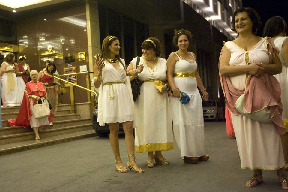 Συνέβη στους δρόμους της Αθήνας: Ιταλίδες τουρίστριες κυκλοφόρησαν με αρχαιοελληνικές στολές [εικόνες]  | iefimerida.gr 2