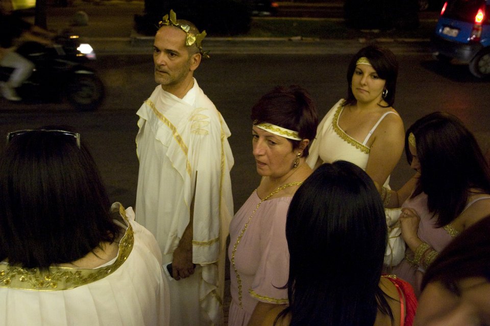 Συνέβη στους δρόμους της Αθήνας: Ιταλίδες τουρίστριες κυκλοφόρησαν με αρχαιοελληνικές στολές [εικόνες]  | iefimerida.gr 3