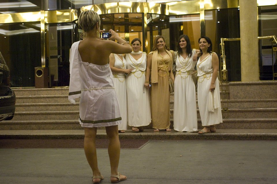 Συνέβη στους δρόμους της Αθήνας: Ιταλίδες τουρίστριες κυκλοφόρησαν με αρχαιοελληνικές στολές [εικόνες]  | iefimerida.gr 4