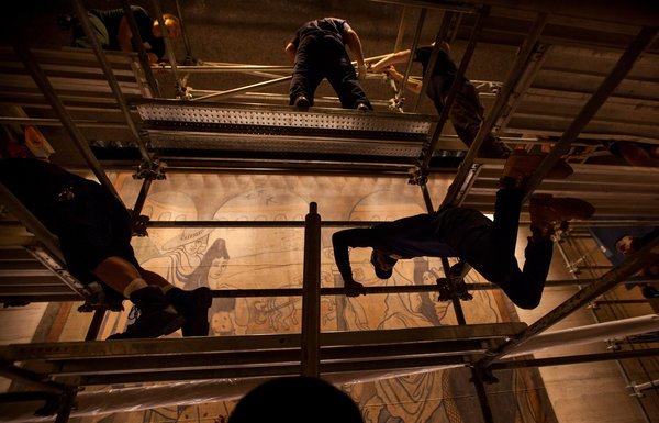 Eτσι τυλίγεις ένα γιγαντιαίο έργο του Πικάσο: Η διαδικασία που παρακολούθησε η Νέα Υόρκη με κομμένη την ανάσα [εικόνες] | iefimerida.gr 2