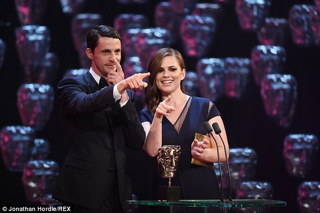 Ρεζίλι -Ηθοποιός στο κόκκινο χαλί των BAFTA με σκισμένο φόρεμα [εικόνες] | iefimerida.gr 4