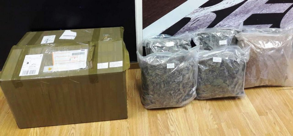 Συνελήφθη 66χρονος στη Δάφνη για ναρκωτικά -Μέσω ΕΛΤΑ η διακίνηση [εικόνες] | iefimerida.gr 0