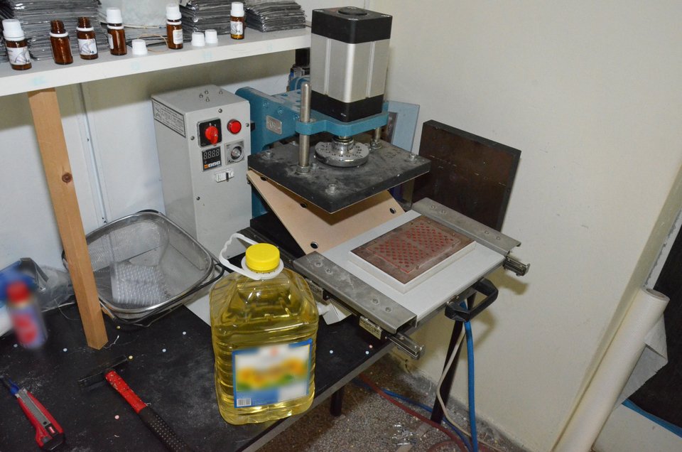 Είχαν στήσει «εργοστάσιο» παρασκευής αναβολικών στην Αττική – Περισσότερες από 500 «αποστολές» στο εξωτερικό [εικόνες & βίντεο] | iefimerida.gr 7