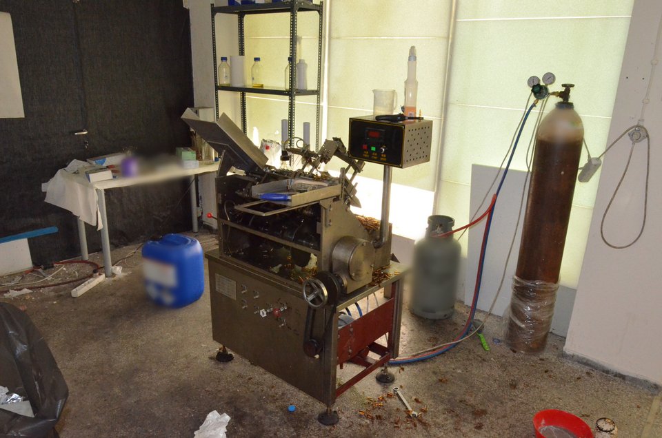 Είχαν στήσει «εργοστάσιο» παρασκευής αναβολικών στην Αττική – Περισσότερες από 500 «αποστολές» στο εξωτερικό [εικόνες & βίντεο] | iefimerida.gr 9