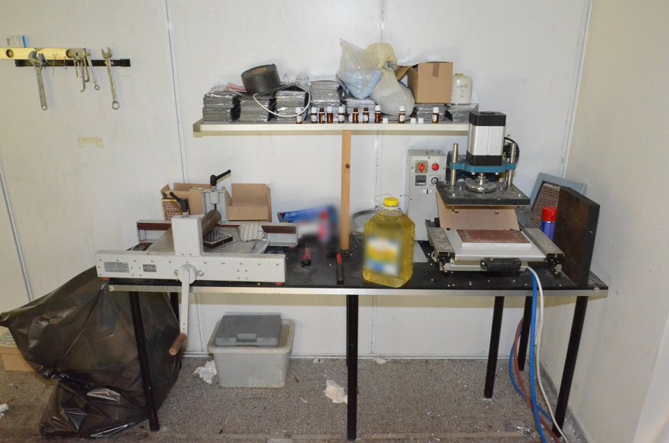 Είχαν στήσει «εργοστάσιο» παρασκευής αναβολικών στην Αττική – Περισσότερες από 500 «αποστολές» στο εξωτερικό [εικόνες & βίντεο] | iefimerida.gr 10