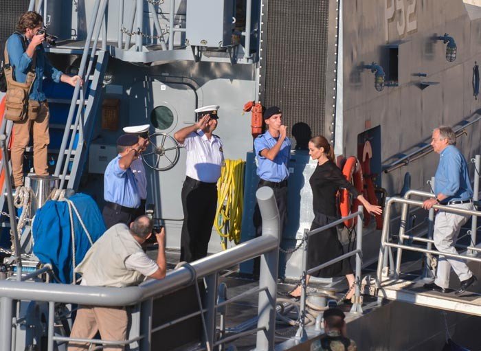 Η Αντζελίνα στο ναυτικό -Ολοι προσοχή μόλις ανέβηκε στο πολεμικό πλοίο η Τζολί [εικόνα] | iefimerida.gr 0