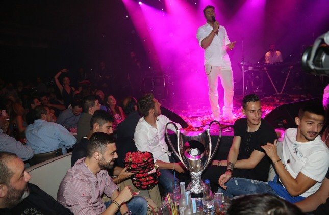 Ολυμπιακός: Το γλέντι στα μπουζούκια και η παρακάμερα του τελικού [εικόνες & βίντεο] | iefimerida.gr 2