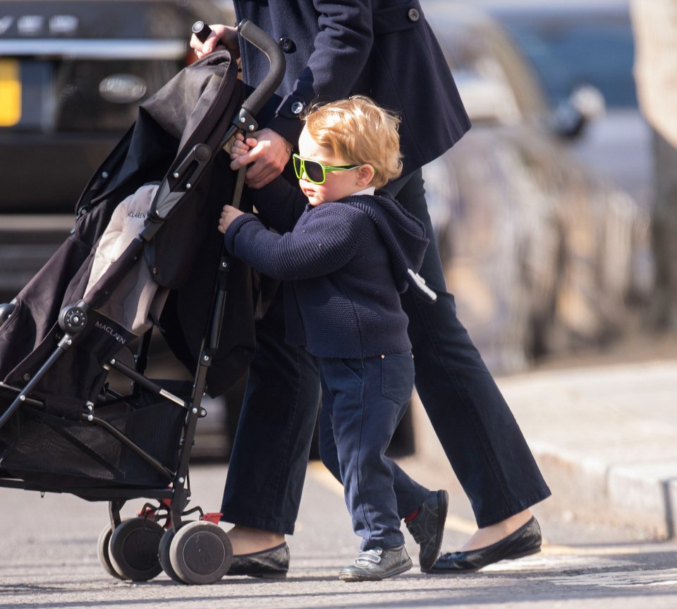 Το κίτρινο φλούο γυαλί ηλίου του πρίγκιπα Τζορτζ -Ελιωσαν οι Βρετανοί, ξεπούλησε η εταιρεία [εικόνες] | iefimerida.gr 2