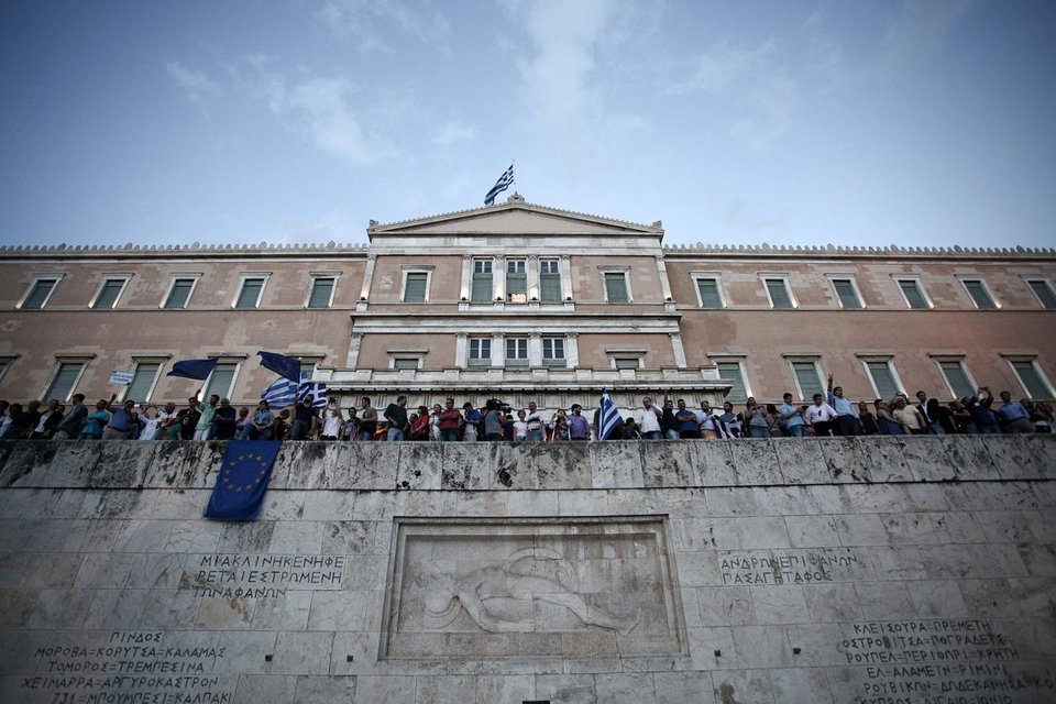 Xιλιάδες Ελληνες διαδήλωσαν στο Σύνταγμα υπέρ του ευρώ [εικόνες] | iefimerida.gr 1