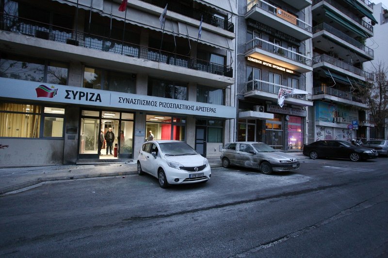 Εικόνες από την επίθεση με μολότοφ στα γραφείο του ΣΥΡΙΖΑ: Σπασμένες τζαμαρίες, καμμένα αυτοκίνητα [εικόνες] | iefimerida.gr 2